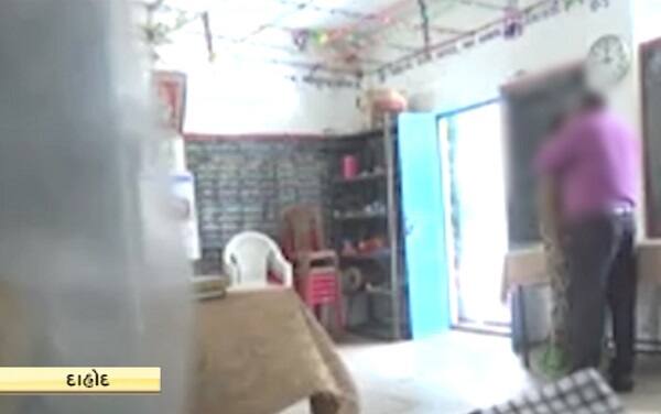 વીડિયો બહાર આવતાં આ બંન્ને શિક્ષકો સંજેલી તાલુકાની એક શાળાના જ હોવાનું માનવામાં આવી રહ્યું છે. થોડા સમય અગાઉ સંજેલી તાલુકાના આવેલી ભામણ પ્રાથમિક શાળામાં સરકારી ગ્રાંટનો બારોબાર વહીવટ થતો હતો જેના કારણે પણ હોબાળો મચ્યો હતો.