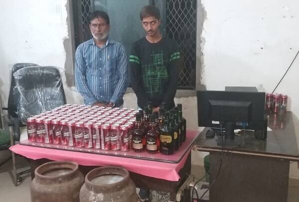 આ મામલે મળતી માહિતી પ્રમાણે અમદાવાદના રામોલ પોલીસે બે આરોપી જગદીશ પટેલ અને ભાવેશ પંચાલની ધરપકડ કરી હતી. આ બંન્ને ગેસ સિલેન્ડર નીચેથી તોડીને તેમાં દારૂની વિદેશી બોટલ છુપાવીને વહેંચતા હતા. આ કીમિયો જોઈને પોલીસને પણ આશ્ચર્ય થયું હતું. 