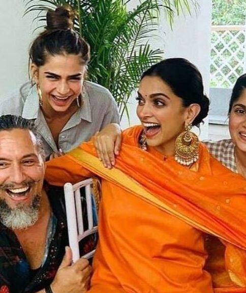 રણવીરના લગ્નની આ વીધી બે કલાક સુધી ચાલી હતી. આ સેરેમનીમાં ડાન્સ પણ થયો હતો. રણવીરે પણ આ સેરેમનીમાં ડાન્સ કર્યો હતો. એક રિપોર્ટ્સ મુજબ દીપિકા-રણવીરના લગ્ન કોંકણી અને સિંધી રીતિ-રિવાજ મુજબ થશે.