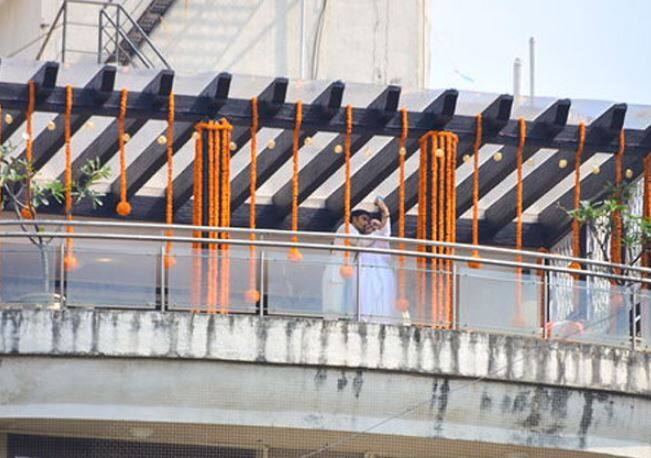 રણવીર સિંહના ઘરે લગ્નની તૈયારીઓ ચાલી રહી છે તેની કેટલીક તસવીરો સામે આવી છે. રણવીર સિંહની ખાસ મિત્ર યશરાજ ફિલ્મસની કાસ્ટિંગ ડીરેક્ટર શાનૂ શર્મા પણ સામેલ થઈ છે. શાનૂ શર્માએ રણવીર સિંહની પ્રથમ ફિલ્મ બૈંડ બાજા બારાત માટે કાસ્ટ કર્યો હતો. 