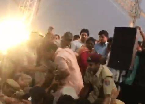 દિલ્હી ભાજપ પ્રદેશ અધ્યક્ષ મનોજ તિવારીએ કહ્યું કે, મારાં લોકસભા ક્ષેત્રમાં બની રહેલા આ બ્રિજનું કામ જે વર્ષોથી અટક્યું હતું, તે મેં ફરીથી શરૂ કરાવ્યું છે. મુખ્યમંત્રી અરવિંદ કેજરીવાલ બ્રિજના ઉદ્ઘાટનનો કાર્યક્રમ કરી રહ્યા છે. મને પણ કાર્યક્રમમાં સામેલ થવા માટે બોલાવવામાં આવ્યો હતો. હું અહીંથી સાંસદ છું. તેમાં શું પરેશાની છે? શું હું અપરાધી છું? મારી ચારેતરફ પોલીસ શા માટે ગોઠવવામાં આવી છે. હું અહીં કેજરીવાલનું સ્વાગત કરવા માટે આવ્યો હતો. પરંતુ પોલીસે મારી સાથે ખરાબ વર્તન કર્યું છે.