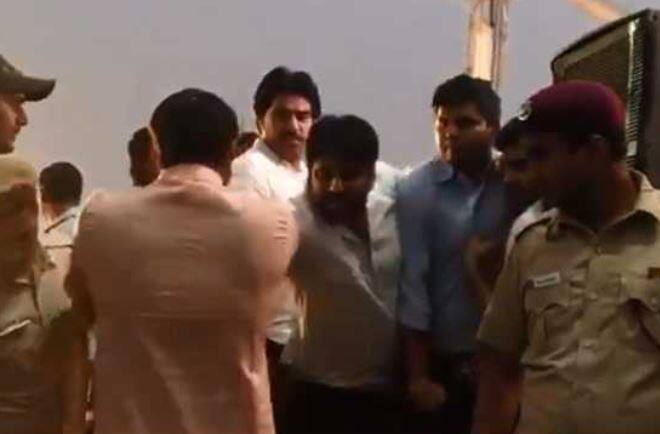 આરોપ છે કે ભાજપના સાંસદ મનોજ તિવારીએ પોલીસકર્મીઓ સાથે મારપીટ કરવાની પણ કોશિશ કરી. જ્યારે મનોજ તિવારીએ કહ્યું કે, તેઓને ઉદ્ઘાટનમાં આવવાનું આમંત્રણ મળ્યું હતું. પરંતુ જ્યારે તેઓ મંચ પર જઇ રહ્યા હતા ત્યારે આપ ધારાસભ્ય અમાનતુલ્લાહ ખાને તેમને ધક્કો માર્યો હતો. આપના ધારાસભ્ય મનોજ તિવારીને ધક્કો મારતા હોય તેવો વીડિયો પણ વાયરલ થયો છે.