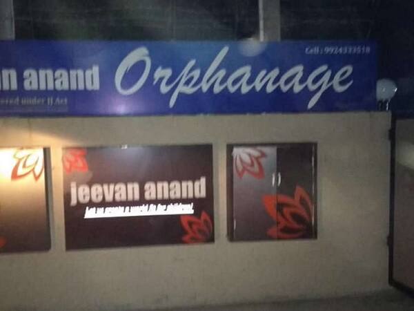 આણંદ: આણંદના બોરીઆવી ગામે જીવન-આનંદ અનાથ આશ્રમના સુપ્રિન્ટેન્ડન્ટ છેલ્લા કેટલાંક સમયથી 17 નાની-નાની બાળકાઓને બાગમાં કે ધાબા પર લઈ શારીરિક છેડછાડ કરીને અડપલાં કરતો હતો. જે બાબતની જાણ ટ્રસ્ટીઓને થતાં તેઓએ દોઢ માસ અગાઉ સુપ્રિન્ટેન્ડન્ટને સસ્પેન્ડ કરી દીધો હતો. 