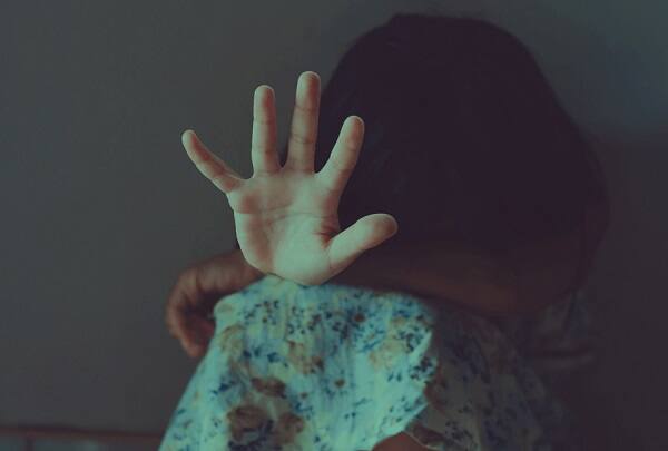 રવિવારે મૈનેષ પરમાર જુદી જુદી બાઈકો પર સાત યુવકોને લઈને આશ્રમ પર પહોંચ્યો હતો અને આશ્રમમાં ધાંધલ-ધમાલ કરી તોડફોડ કરીને જોયલભાઈને ધમકી આપી હતી. જોકે, તાત્કાલીક આણંદ રૂરલ પોલીસને ફોન કરતાં પોલીસ ઘટના સ્થળે દોડી આવી અને મૈનેષ પરમારની અટકાયત કરી હતી. આ અંગે સેરોસબેન જોયલભાઇ ચૌહાણે આણંદ રૂરલ પોલીસ મથકે મૈનેષ પરમાર વિરૂદ્ધ ફરિયાદ નોંધાવતા પોલીસે ગુનો દાખલ કરી તપાસ હાથ ધરી છે.