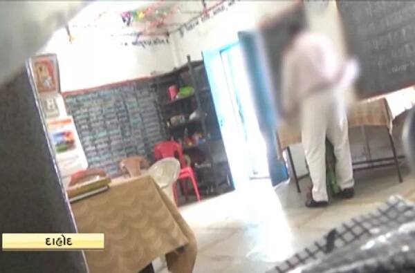 દાહોદ: શાળામાં પ્રેમી યુગલ વચ્ચેની પ્રેમલીલાના વાયરલ થયેલા વીડિયોએ દાહોદમાં ભારે હોબાળો મચાવ્યો હતો. પ્રેમી યુગલ શાળાના આચાર્ય અને શિક્ષિકા વચ્ચેની પ્રેમલીલા હોવાનું માનવામાં આવી રહ્યું છે. દાહોદ જિલ્લાના જ સંજેલી તાલુકાની એક શાળાના જ આ બંન્ને શિક્ષકો છે.