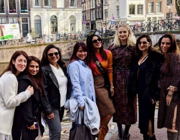 આ પહેલા પ્રિયંકાના બ્રાઈડલ શાવરની તસવીર સામે આવી હતી. જેમાં તે પોતાના મિત્રો સાથે ખૂબ મસ્તી કરતી જોવા મળી રહી હતી.