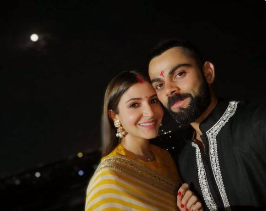 વિરાટ કોહલી પત્ની સાથે હરિદ્ધાર પહોંચી ચૂક્યો છે. હાલમાં તેમણે કરવાચોથના દિવસે બન્નેની સાથે તસવીર શેર કરવામાં આવી હતી.