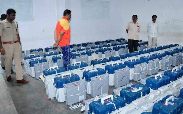 કર્ણાટકમાં ત્રણ લોકસભા અને બે વિધાનસભા બેઠકોની પેટા ચૂંટણીના પરિણામ આજે જાહેર કરવામાં આવશે. શિમોગા, બેલ્લારી અને મંડ્યા લોકસભા બેઠકો પર ભાજપને કૉંગ્રેસ-જેડીએસ તરફથી ટક્કર મળવાની શક્યતા છે. ત્રણેય ખાલી બેઠકોમાં બે ભાજપ પાસે અને એક જેડીએસ પાસે હતી. મત ગણતરી સવારે આઠ વાગ્યેથી શરૂ થઈ ગઈ છે. રામનગરમ વિધાનસભા બેઠક મુખ્યમંત્રી કુમારસ્વામીના છોડવાના કારણે ખાલી થઈ હતી. જ્યારે કૉંગ્રેસના ધારાસભ્ય સિદ્દૂ ન્યામગૌડાના નિધન બાદ જમખડી બેઠક પર પેટાચૂંટણી યોજાઈ હતી. 