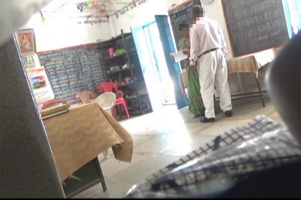 દાહોદ: સંજેલી તાલુકાના ભામણ ગામની પ્રાથમિક શાળામાં વિવિધ કામના બહાના બતાવી શાળામાં વહેલી બોલાવીને આચાર્ય અને સંજેલી પ્રાથમિક શિક્ષક સંઘના ઉપપ્રમુખનો હોદ્દો ધરાવતા આધેડે ચાર વખત દુષ્કર્મ આચર્યાની ફરિયાદ શિક્ષિકાએ નોંધાવતા ખળભળાટ મચી ગયો છે.