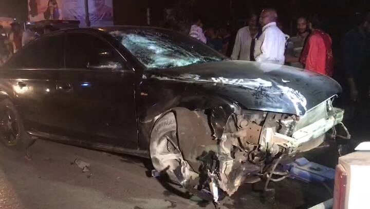 આ અંગેની વિગતો એવી છે કે, GJ 02 BH 5413 નંબરની કાર બેકાબૂ બનતા અકસ્માત સર્જાયો હતો. પોલીસ તપાસમાં ઓડી કાર વલ્લભ બાબરીયા નામના વ્યક્તિની હોવાનું સામે આવ્યું છે. કાર તેમનો પુત્ર સચિન બાબરીયા ચલાવતો હોવાનું અને તેની સાથે તેનો મિત્ર હોવાની પોલીસને શંકા છે.