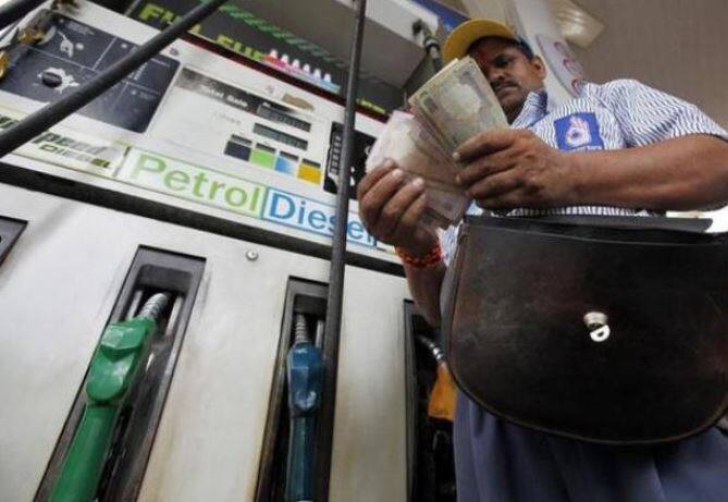 દેશની આર્તિક રાજધાની મુંબઇમાં પણ ક્રુડ ઓઇલની કિંમતોમાં ઘટાડો જોવા મળ્યો છે. મંગળવારે 14 પૈસાના ઘટાડા સાથે મુંબઇમાં પેટ્રોલની કિંમત 83.92 રૂપિયા પ્રતિ લીટર થઇ હતી, જ્યારે પેટ્રોલમાં 9 પૈસાનો ઘટાડો થવાના કારણે ડીઝલ 76.57 પ્રતિ લીટર થયો હતો. 