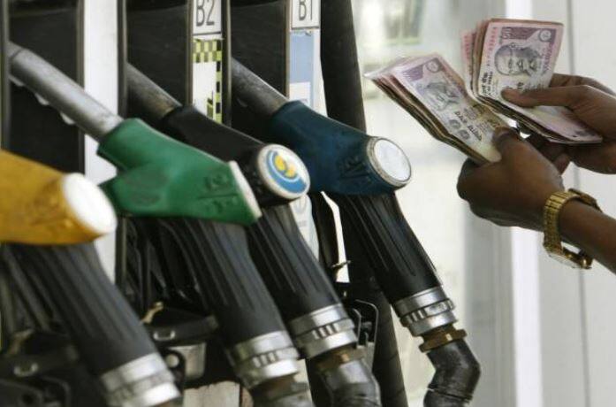  સોમવારે પણ રાજધાની દિલ્હીમાં પેટ્રોલના ભાવોમાં 22 પૈસાનો ઘટાડો થયો હતો.  દિલ્હીમાં પેટ્રોલની કિંમત ઘટીને 78.56 રૂપિયા પ્રતિ લીટર થઇ ગઇ છે. જ્યારે ડિઝલની કિંમતોમાં પણ 20 પૈસાનો ઘટાડો આવતા ડિઝલ 73.16 રૂપિયા પ્રતિ લીટર થઇ ગયું છે. 