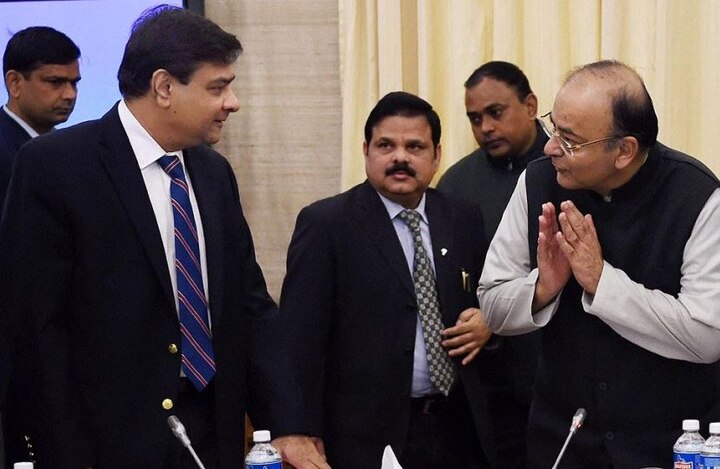 કેન્દ્ર સરકાર અને રિઝર્વ બેંક ગવર્નર વચ્ચે વિવાદનું મુખ્ય કારણ રિઝર્વ બેંકમાં રહેલા 9.60 લાખ કરોડ રૂપિયાની રકમ છે. કેન્દ્ર સરકારનો દાવો છે કે આટલી મોટી રકમ રિઝર્વ બેંકમાં જમા રહેવાનો કોઈ અર્થ નથી. સરકારના મત પ્રમાણે હાલની સ્થિતિમાં આટલી રકમ રિઝર્વ રાખવાનો કોઈ મતલબ નથી. કેન્દ્રીય બેંકના ખજાનામાંથી એક તૃતીયાંશ રકમ કાડીને દેશની સરકારી બેંકોમાં ઠાલવી નવી ઊર્જાનો સંચાર કરી શકાય છે. કેન્દ્રીય બેંક સરકારના આ પ્રસ્તાવને તેમની સ્વતંત્રતા પર હુમલો માની રહી છે.