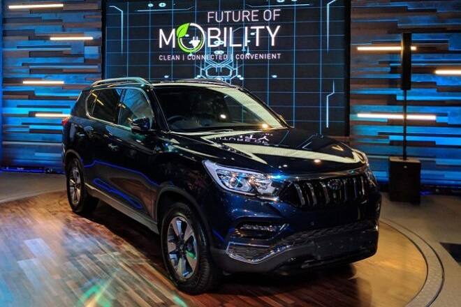 નવી દિલ્હીઃ મહિન્દ્રાએ જ્યારથી તેની નવી SUV Mahindra Alturas G4ની જાહેરાત કરી છે ત્યારથી કાર જગતમાં તેની ચર્ચા થઈ રહી છે. આ કારનું લોન્ચિંગ 24 નવેમ્બરે થશે તેવી અટકળો થઈ રહી છે. કંપનીએ અત્યારથી જ બુકિંગ કરવાનું શરૂ કરી દીધું છે. 50,000 રૂપિયા ટોકન ભરીને કાર બુક કરાવી શકાય છે. મહિન્દ્રાની આ કારની કિંમત 25 લાખ રૂપિયા (એક્સ શો રૂમ દિલ્હી) છે.