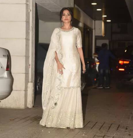 બૉલીવુડની દિવાળી પાર્ટી બેશમાં નુસરત ભરુચાએ પણ હાજરી આપી, આ દરમિયાન તે એકદમ સુંદર ડ્રેસમાં આકર્ષક લાગી રહી હતી. 