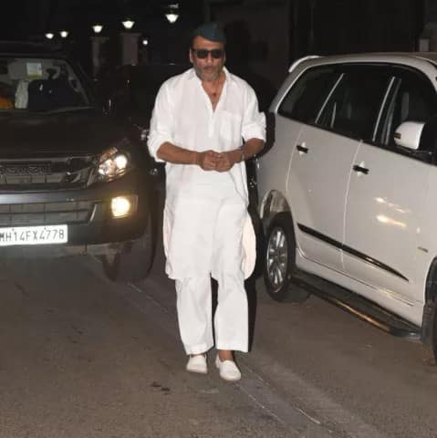 દિવાળી બેશમાં જેકી શ્રોફ પણ જોવા મળ્યો, આ દરમિયાન તેને સફેદ રંગનો કુર્તા અને પાયજામો પહેર્યો હતો. 