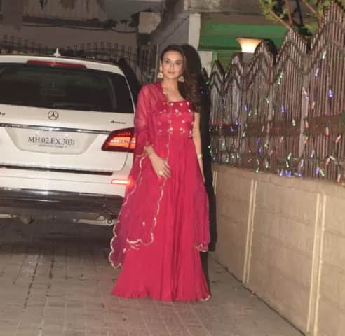 ખાસ વાત એ છે કે, અહીં પ્રીતિ જિન્ટા પણ દેખાઇ, તેને લાલ રંગની હૉટ ડ્રેસ પહેરી હતી.