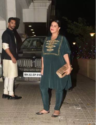 પાર્ટીમાં પ્રેગનન્ટા નેહા ધૂપિયા પોતાના પતિ અંગદ બેદી સાથી પહોંચી હતી. 