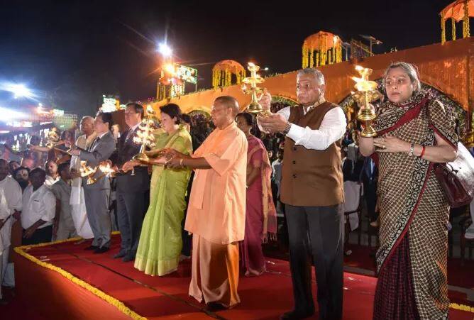  અયોધ્યામાં દીપોત્સવ કાર્યક્રમમાં ઉત્તરપ્રદેશના મુખ્યમંત્રી યોગી આદિત્યનાથ અને દક્ષિણ કરિયાના ફર્સ્ટ લેડી કિમ જૂંગ સૂક ઉપસ્થિતમાં દીવા પ્રગટાવવામાં આવ્યા હતા.