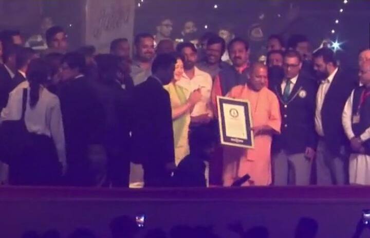  અયોધ્યા: ભગવાન શ્રીરામની નગરી અયોધ્યામાં આ વર્ષે દિવાળી ખૂબજ વિશેષ રહી. દિવાળીની પૂર્વ સંધ્યાએ મંગળવાર સરયૂ નદી કિનારે દીપોસ્તવ કાર્યક્રમ યોજવામાં આવ્યો હતો. જેમાં એક સાથે 3 લાખથી વધુ દીવા પ્રગટાવી અયોધ્યાનું નામ ગિનીસ બુક ઓફ વર્લ્ડ રેકોર્ડમાં નામ સામેલ થઈ ગયું છે. 