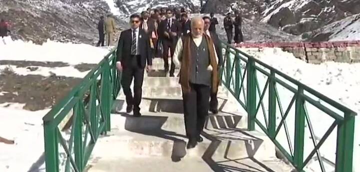 મોદીએ આજે સવારે દિવાળીની શુભકામના પાઠવતાં લખ્યું કે, દિવાળીની તમામ દેશવાસીઓને શુભકામના. પ્રકાશનું આ પર્વ તમામના જીવનમાં સુખ, શાંતિ અને સમૃદ્ધિ લઈને આવે તેવી શુભેચ્છા. 