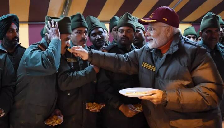 પીએમ મોદીએ 11 હજાર ફૂટની ઉંચાઇ પર રહેલા સેનાના બેઝ પર સેના પ્રમુખ અને આઇટીબીપીની ડીજી સાથે મુલાકાત કર્યા બાદ તેમને જવાનો સાથે દિવાળી મનાવી હતી. 