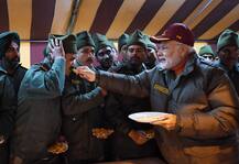 પીએમ મોદીએ 11 હજાર ફૂટની ઉંચાઇએ જવાનો સાથે ઉજવી દિવાળી, મોં મીઠુ કરાવી પડાવ્યા ફોટા