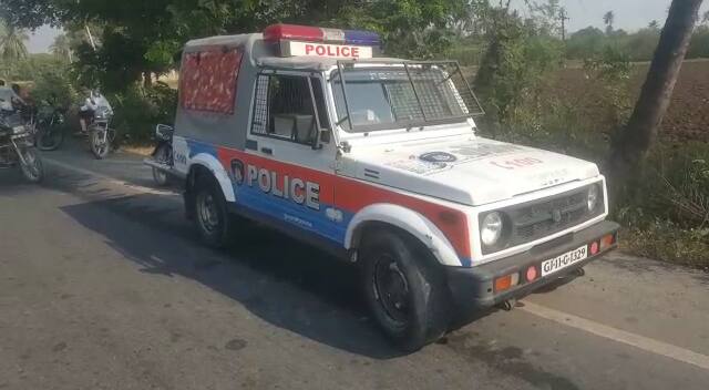 સોમવારે રાતે 16 વર્ષીય સગીરાની લાશ ઉના બાયપાસ પાસે આવેલી જંગલની ઝાડીમાંથી મળી આવતાં ભારે ચકચાર મચી ગઈ હતી. ધોરણ-11માં ભણતી વિમાંશીની તિક્ષ્ણ હથિયારના 37 ઘા મારીને હત્યા કરી નાંખવામાં આવી છે. પોલીસે આ ઘટનામાં બે શકમંદ યુવકોની અટકાયત કરીને પૂછપરછ શરૂ કરી હોવાનું જાણવા મળ્યું હતું. 