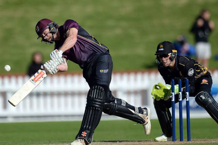 નવી દિલ્હીઃ ક્રિકેટ વર્લ્ડમાં ન્યૂઝીલેન્ડની ટીમે વનડે મેચોમાં એક જબરદસ્ત કારનામું કર્યુ છે. ન્યૂઝીલેન્ડના બેટ્સેમેનોએ ઘરેલુ ક્રિકેટ રમતા એક ઓવરમાં 43 રન ફટકાર્યા છે. જે એક વર્લ્ડ રેકોર્ડ બની ગયો છે. જોય કાર્ટર અને બ્રેટ હેમ્પટને વિસ્ફોટક બેટિંગ કરતાં વિલિયમ લુડીકની ઓવરમાં તાબડતોડ 43 રનની ઇનિંગ રમી હતી.