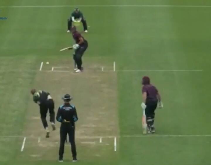 ન્યૂઝીલેન્ડની ડૉમેસ્ટિક ક્રિકેટ વનડે ટૂર્નામેન્ટ ફોર્ડ ટ્રૉફી ફિક્ચરમાં આ વર્લ્ડ રેકોર્ડ બન્યો છે. સેન્ટ્રલ ડિસ્ટ્રીક્ટ અને નોર્થન ડ્રિસ્ટ્રીક્ટ વચ્ચે ફોર્ડ ટ્રૉફીની વનડે મેચ રમાઇ રહી હતી, નોર્થન ડિસ્ટ્રીક્ટની 95 રન 5 વિકટ પડી ગઇ હતી ત્યારે મેદાન પર આવેલા જોય કાર્ટર અને બ્રેટ હમ્પટને સેન્ટ્રલ ડિસ્ટ્રીક્ટના બૉલર વિલિયમ લુડીકને ફટકાર્યો હતો.