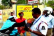 અમદાવાદ: પોલીસની ગાડીના બોનેટ પર ચઢીને ગાળો ભાંડીને મહિલાએ પોલીસનો શર્ટ ફાડી નાખ્યો પછી શું થયું? જાણો વિગત