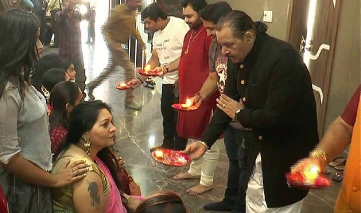 આ પ્રસંગે ડેપ્યુટી મેયર ગીરીશ કોટેચા જણાવે છે કે, 'સામાન્ય રીતે લક્ષ્મી પૂજનમાં લોકો ઘરમાં રહેલા પૈસા, ચોપડા, હિસાબોનું પૂજન કરે છે ખરેખર લક્ષ્મી પૂજન એ છે કે તમારા ઘરમાં જે પણ મહિલાઓ છે તેમનું પૂજન કરવું જોઇએ. જે ઘરમાં સ્ત્રી રાજી હોય છે ત્યાં કોઇ દિવસ લક્ષ્મી ખૂટતી નથી. ઘરમાં શાંતિ રહે છે. તેમની પાસે માફી પણ માંગી લેવી. જેનાથી સંયુક્ત ભાવના પણ વધે છે અને સુખ શાંતિ રહે છે.'