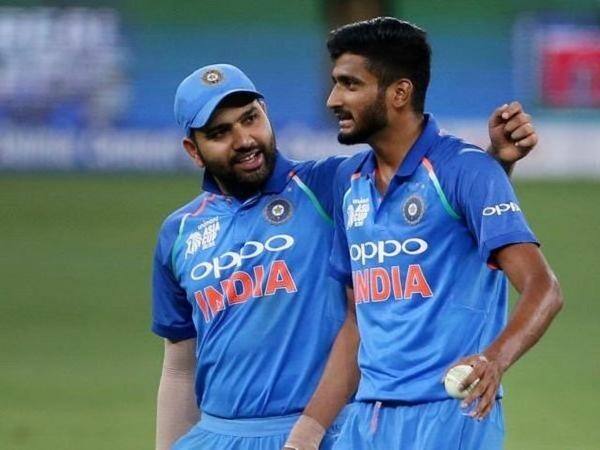 વળી, યુવા બૉલર ખલીલ અહેમદ વિશે વાત કરતાં કહ્યું કે, બુમરાહ અમારા માટે મુખ્ય બૉલર છે, તેને અમે ટી20 અને વનડેમાં અલગ અલગ ઉપયોગમાં લીધો છે. બીજીબાજુ નવા બૉલની સાથે ખલીલ કંઇક અલગ અંદાજમાં જ દેખાય છે. ટીમને ખુબ મદદ મળે છે. 