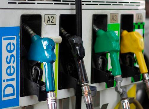 દેશની આર્થિક રાજધાની મુંબઈમાં પણ પેટ્રોલ અને ડીઝલની કિંમતમાં ઘટાડો નોંધાયો છે. અહીં એક લિટર પેટ્રોલ 20 પૈસા સસ્તું થયું છે જ્યારે ડીઝલ 19 પૈસા સસ્તું થયું છે. ઘટાડા બાદ પેટ્રોલ 83.72 રૂપિયા પ્રિત લિટર અને ડીઝલ 76.83 રૂપિયા પ્રતિ લિટર થયું છે. 