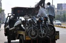 અમદાવાદ: પોલીસની ગાડીના બોનેટ પર ચઢીને ગાળો ભાંડીને મહિલાએ પોલીસનો શર્ટ ફાડી નાખ્યો પછી શું થયું? જાણો વિગત