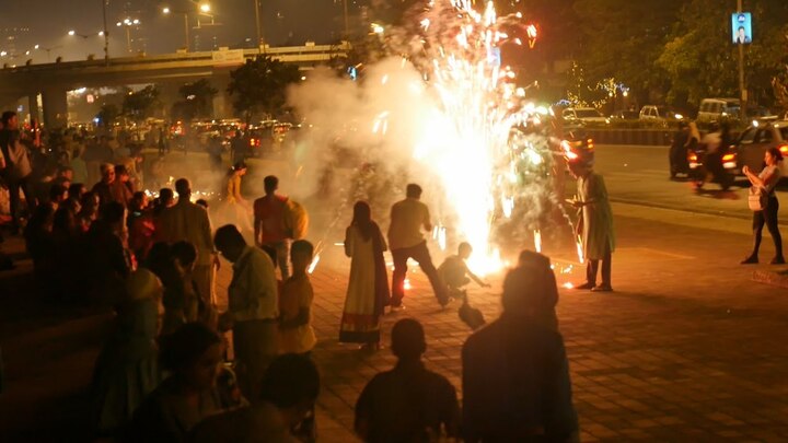 Mumbai Noise Pollution news bursted firecrackers in mumbai to celebrate Diwali Mumbai Police Control Room phone ringing whole night due to noise pollution marathi news Mumbai : दिवाळीत फटाक्यांसोबत पोलिसांच्या 'ट्रिंग ट्रिंग'चा आवाज, 5000 हून अधिक तक्रारीचे फोन