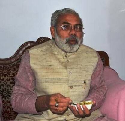 પ્રચાર દરમિયાન પાઠકે કહ્યું કે, મોદી જેવો દેખાતો હોવાથી લોકો મને પૂછે છે કે અચ્છે દિન ક્યારે આવશે. તેણે કહ્યું કે, આમ લોકોની સમસ્યા જોઈને વિતેલા મહિને ભાજપના સહયોગી દળ છોડીને કોંગ્રેસમાં સામેલ થયો.