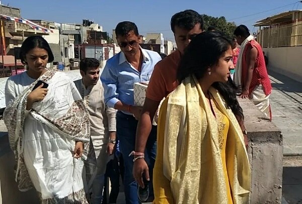 નવા વર્ષની શરઆતમાં દ્વારકા સ્થિત ભગવાન શ્રી કૃષ્ણના મંદિરે મોટી સંખ્યામાં ભાવિ ભક્તો ઉમટ્યા હતા. આ લોકોની સાથે ભારતના સૌથી ધનીક વ્યક્તિનો પુત્ર અનંત અંબાણી પણ અહીં દર્શન કરવા પહોંચતા લોકોમાં પણ કુતુહલ સર્જાયું હતું. જ્યાં અનંત અને રાધિકાએ દ્વારકાધિશના દર્શન કર્યાં હતાં. આ ઉપરાંત ભગવાનની પૂજા-અર્ચના પણ કરી હતી.