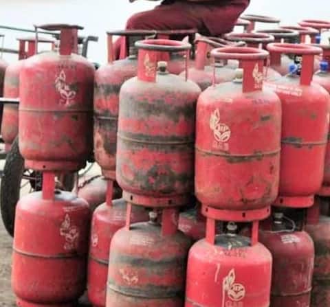LPG cylinder Price Hike:सर्वसामान्यांच्या खिशाला पुन्हा कात्री,घरगुती अनुदानित एलपीजी सिलेंडर महागला