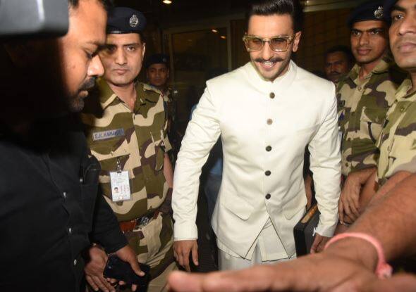 રણવીર અને દીપિકાએ એરપોર્ટ પર હાજર મીડિયા પર્સનને અનેક પોઝ પણ આપ્યા હતા. આ દરમિયાન બંનેના ચહેરા પરની ખુશી સ્પષ્ટ જોઈ શકાતી હતી.