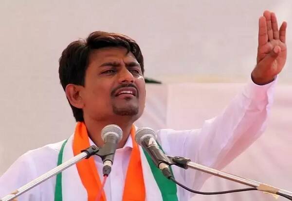 અમદાવાદ: પાંચ રાજ્યોની વિધાનસભા ચૂંટણીને હવે ગણતરીના દિવસો બાકી રહ્યા છે. દેશના બંને મોટા પક્ષ કોંગ્રેસ અને ભાજપે પોતાની પૂરી તાકાત આ જંગ જીતવા માટે લગાવી દીધો છે. હવે છેલ્લી ઘડીનો પ્રચાર જોર શોરથી ચાલી રહ્યો છે ત્યારે કોંગ્રેસે મધ્યપ્રદેશ અને છત્તીસગઢની ચૂંટણીના સ્ટાર પ્રચારકોમાં અલ્પેશ ઠાકોરના નામનો સમાવેશ કર્યો છે.