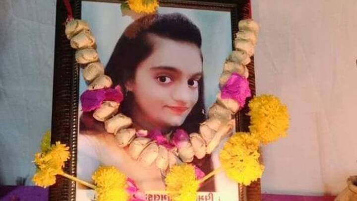 મનાઇ રહ્યું છે કે આરોપી કશ્યપના પિતા વિજય પુરોહિત પણ શંકાના દાયરામાં છે. કશ્યપ અને ધરતીએ વિમાંશીની હત્યાને અંજામ આપ્યા બાદ જે છરી થી હત્યાને અંજામ આપ્યો તે કશ્યપ સ્પોટ પર જ ભૂલી ગયો હતો. જેથી રાત્રે 3 વાગ્યે આરોપી કશ્યપના પિતા વિજય પુરોહિત બાયપાસ પર ઘટના સ્થળે છરી લેવા ગયા અને તે છરી કોઈના હાથે ન લાગે તેથી ક્યાંક ફેંકી આવ્યા. 