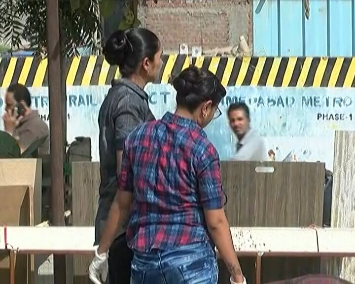 હીનાના સંબંધીએ જણાવ્યું હતું કે, મારી ભાણી હીનાએ લવ મેરેજ કરેલા છે અને તેને દોઢ વર્ષનો દીકરો પણ છે. ત્યારે તે અહીં આવી હતી. સંબંધીને તેના ભત્રીજાએ જણાવ્યું હતું કે, હીના અહીં આવી છે અને તેને જેની સાથે લફરું છે એ એને લઈ જાય છે. આ સાંભળી હું ત્યાં દોડી ગઈ હતી, પરંતુ ત્યાં કોઈ હતું નહીં. જોકે, હત્યા થઈ તે અંગે અમને કંઇ જ ખબર નથી. 