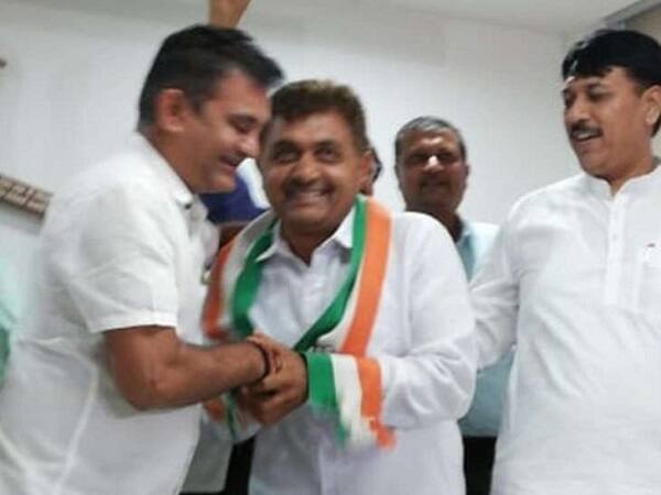 રાજકોટ: જસદસણ બેઠકની પેટા ચૂંટણી માટે ભાજપ અને કોંગ્રેસના નેતાઓએ તમામ તૈયારી કરી લીધી હોય તેવું લાગી રહ્યું છે. જ્યારે બન્ને પક્ષો દ્વારા બેઠક જીતવા માટે પ્રચાર શરૂ કરી દેવામાં આવ્યો છે. ભાજપના કુંવરજી બાવળિયા સામે કોંગ્રેસ જસદણના પૂર્વ ધારાસભ્ય ભોળાભાઈ ગોહિલ અને અવસરભાઈ નાકિયાને ટીકિટ મળે તેવી શક્યતા છે. 