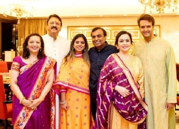 ઈશા અને આનંદની સગાઈ આ વર્ષે મે મહિનામાં થઈ હતી. આનંદ પિરામલ રિયલ્ટી ગ્રુપના ફાઉન્ડર અજય પિરામલ અને સ્વાતી પિરામલનો પુત્ર છે. 