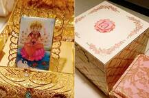 ઈશા અંબાણી-આનંદ પિરામલના Royal વેડિંગ કાર્ડમાં કઈ જગ્યાએ કરાયું છે સોનાથી ભરતકામ? જુઓ આ રહી તસવીરો