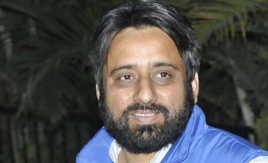 સિગ્નેચર બ્રિજ હંગામા મામલે આમ આદમી પાર્ટીના કાર્યકર્તાઓએ જે ફરિયાદ નોંધાવી છે તેમાં ભાજપના કાર્યકર્તા અને સાંસદ મનોજ તિવારીનું નામ સામેલ છે. આ કેસ પણ લોકલ પોલીસ પાસેથી ક્રાઈમ બ્રાંચ ટ્રાન્સફર કરવામાં આવ્યો છે. સિગ્નેચર બ્રિજ હંગામા મામલે દિલ્હી પોલીસના ઉસ્માનપુર પોલીસ સ્ટેશનમાં 3 ફરિયાદ દાખલ કરવામાં આવી છે. આ મામલે હવે દિલ્હી ક્રાઈમ બ્રાંચ તપાસ કરી રહી છે. 