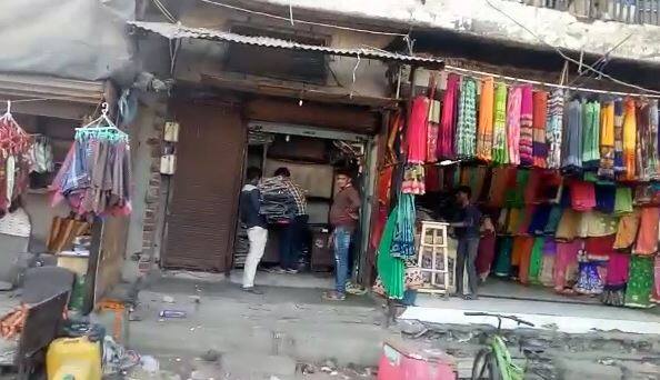 ઉપર રેસિડન્ટ અને નીચે નવ જેટલી દુકાન ધરાવતાં કોમ્પલેક્સ અંગે સ્થાનિકોએ જણાવ્યું હતું કે, અગાઉ ડિમોલેશનની નોટિસ આપવામાં આવી હતી. દુર્ઘટના બાદ ઘટના સ્થળે પહોંચેલા ફાયરબ્રિગેડના જવાનોએ નોટિસ આપીને તમામને તાત્કાલિક દુકાનો ખાલી કરાવી હતી. સાથે જ કાટમાળ હટાવવાની કામગીરી શરૂ કરી હતી.