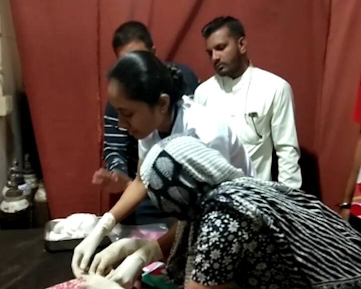 માહિતી પ્રમાણે બાળકીનો જન્મ થતા તેની માતાએ જ ખાડો ખોદીને તેને જમીનમાં દાટી દીધી હતી. આ અંગે આસપાસના લોકોએ પોલીસને જાણ કરી હતી. માહિતી મળતા જ પોલીસની સાથે સામાજિક કાર્યકર પણ દોડી આવ્યા હતા. તપાસ કર્યા બાદ બાળકીને ખાડામાંથી બહાર કાઢવામાં આવી હતી. બાળકી જીવિત હોવાથી તેને તાત્કાલિક સારવાર માટે ખસેડવામાં આવી હતી. એવી પણ માહિતી મળી રહી છે કે બાળકીના પિતા હાલ જેલમાં છે.