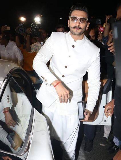 રણવીર સિંહ પણ સફેદ રંગના ટ્રેડિશનલ કુર્તામાં નજરે પડ્યો હતો. મેરેજ માટે ઈટાલી જવા રવાના થતા પહેલા એરપોર્ટ પર રણવીરે ફોટોગ્રાફરને પોઝ આપ્યા હતા.